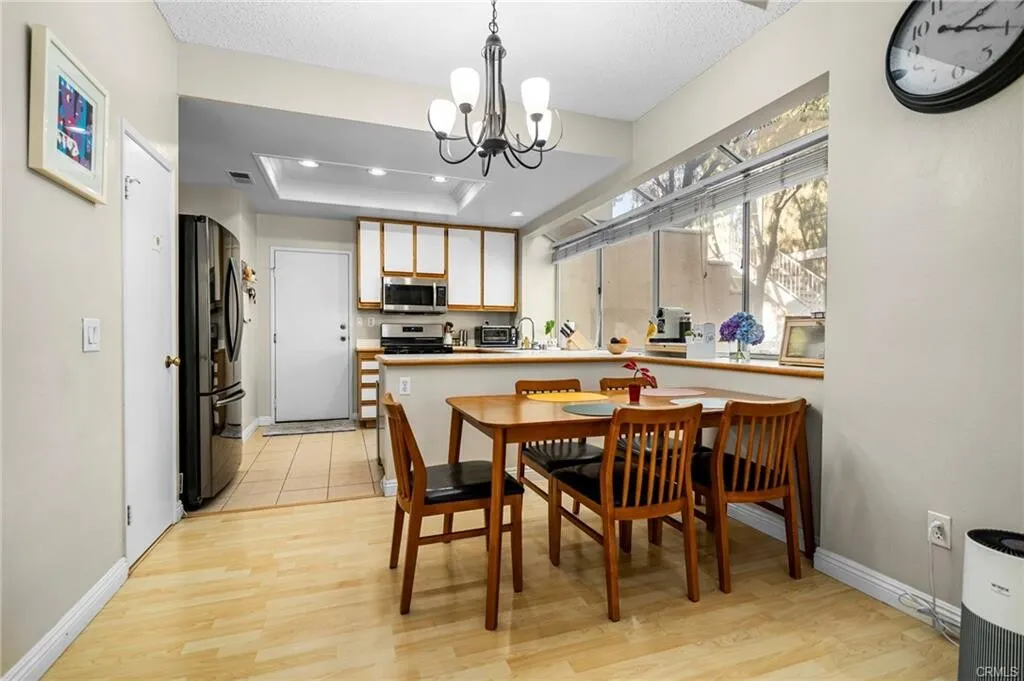 [라미라다] Hillsborough 3.5%다운 가능한 방3개 타운홈
						1층에 방, 하이실링, 2 car attached, 코너집
						타운하우스  La Mirada CA's preview 2