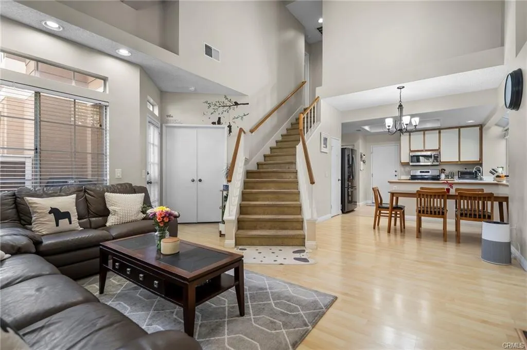 [라미라다] Hillsborough 3.5%다운 가능한 방3개 타운홈
						1층에 방, 하이실링, 2 car attached, 코너집
						타운하우스  La Mirada CA's preview 0