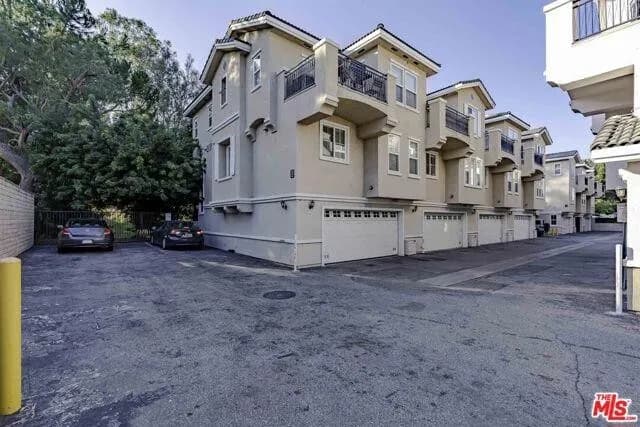 플러튼 최고지역 & 최고학군!! 2007년생 1,511 SqFt 2베드 타운홈
						매우 밝고, 높은천장, 화강암 카운터탑 넓은 부엌, 마루바닥, 벽난로, 넓은 화장실, 2중창문, 넓은 발코니.

						타운하우스  Fullerton CA's preview 0