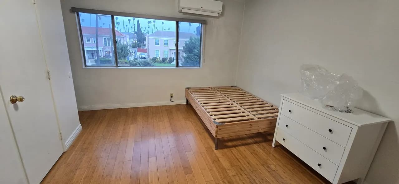 안전하고 조용한 한타 지역 (직장인)
					룸메이트
					Los Angeles's preview 0