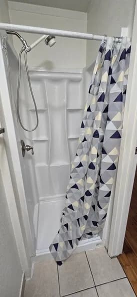 안전하고 조용한 한타 지역 (직장인)
					룸메이트
					Los Angeles's preview 1