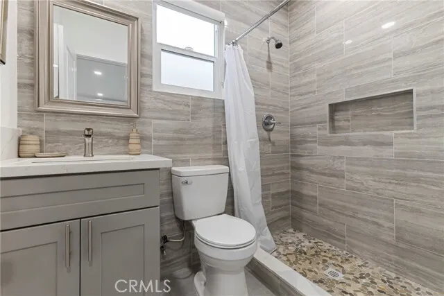 터헝가 하우스
						방3 화장실3, 건평 약 1300 sf, 랏 약 5900 sf, 수영장
						주택  Tujunga CA's preview 2