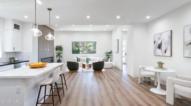 라크라센타 하우스
						방4 화장실4, 건평 약 3000 sf, 랏 약 5900 sf
						주택  La Crescenta CA's preview 2