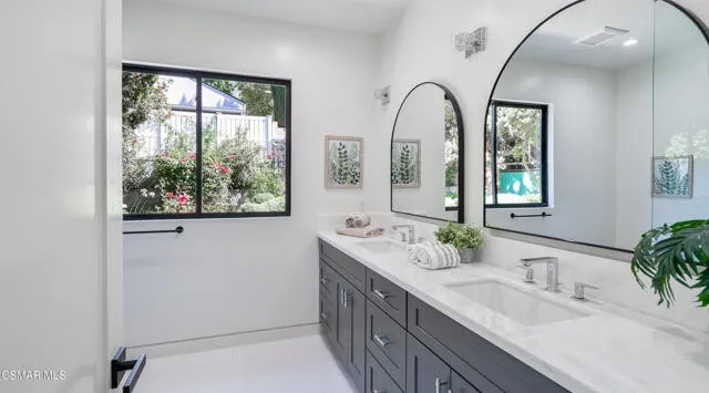 라크라센타 하우스
						방4 화장실4, 건평 약 3000 sf, 랏 약 5900 sf
						주택  La Crescenta CA's preview 3