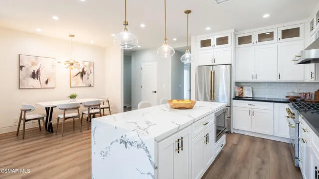 라크라센타 하우스
						방4 화장실4, 건평 약 3000 sf, 랏 약 5900 sf
						주택  La Crescenta CA's preview 1