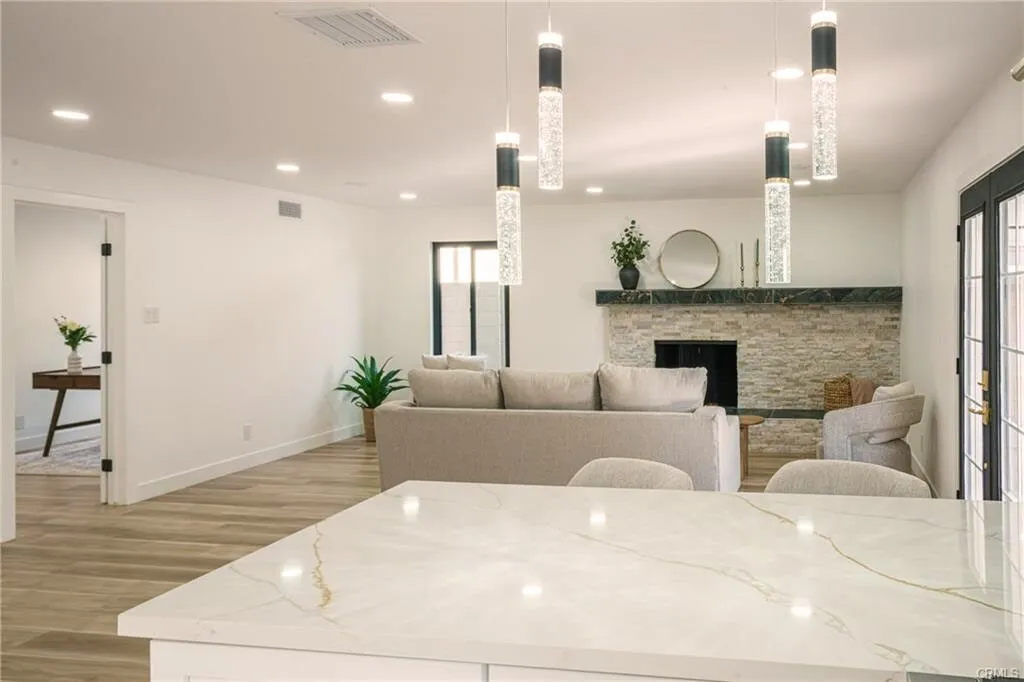 세리토스 아름다운 2층 주택 
						4 bed 3 bath 2462 SQ 2층 주택
						주택  Cerritos CA's preview 2