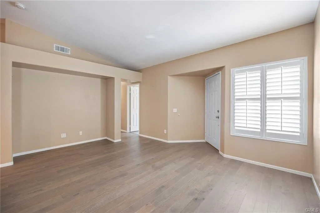 $599,000 South 코로나 3베드 단층!! 단독주택!!
						매우밝고, 높은천장, 화강암카운터탑부엌, recessed lighting, 벽난로, 2중창문, 리모델링 화장실, covered Alumawood patio.
						주택  Corona CA's preview 1