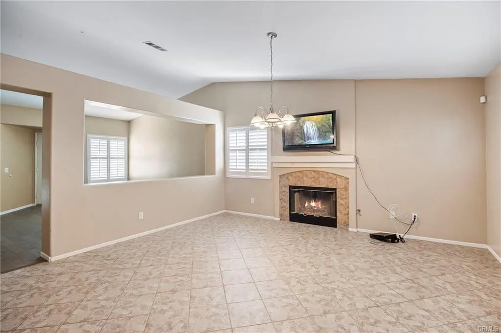 $599,000 South 코로나 3베드 단층!! 단독주택!!
						매우밝고, 높은천장, 화강암카운터탑부엌, recessed lighting, 벽난로, 2중창문, 리모델링 화장실, covered Alumawood patio.
						주택  Corona CA's preview 3