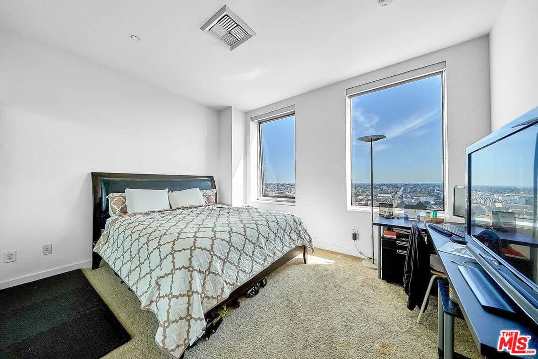 [한인타운] 시세보다 엄청 저렴한 방2+화2 910sf 콘도
						밝고 환한 남향집, 확트인 전망, 사이드바이 사이드 주차 2대
						콘도  Los Angeles CA's preview 0