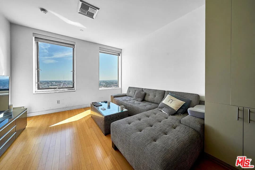 [한인타운] 시세보다 엄청 저렴한 방2+화2 910sf 콘도
						밝고 환한 남향집, 확트인 전망, 사이드바이 사이드 주차 2대
						콘도  Los Angeles CA's preview 1