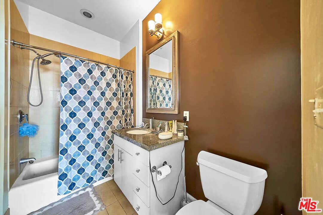 [한인타운] 시세보다 엄청 저렴한 방2+화2 910sf 콘도
						밝고 환한 남향집, 확트인 전망, 사이드바이 사이드 주차 2대
						콘도  Los Angeles CA's preview 2