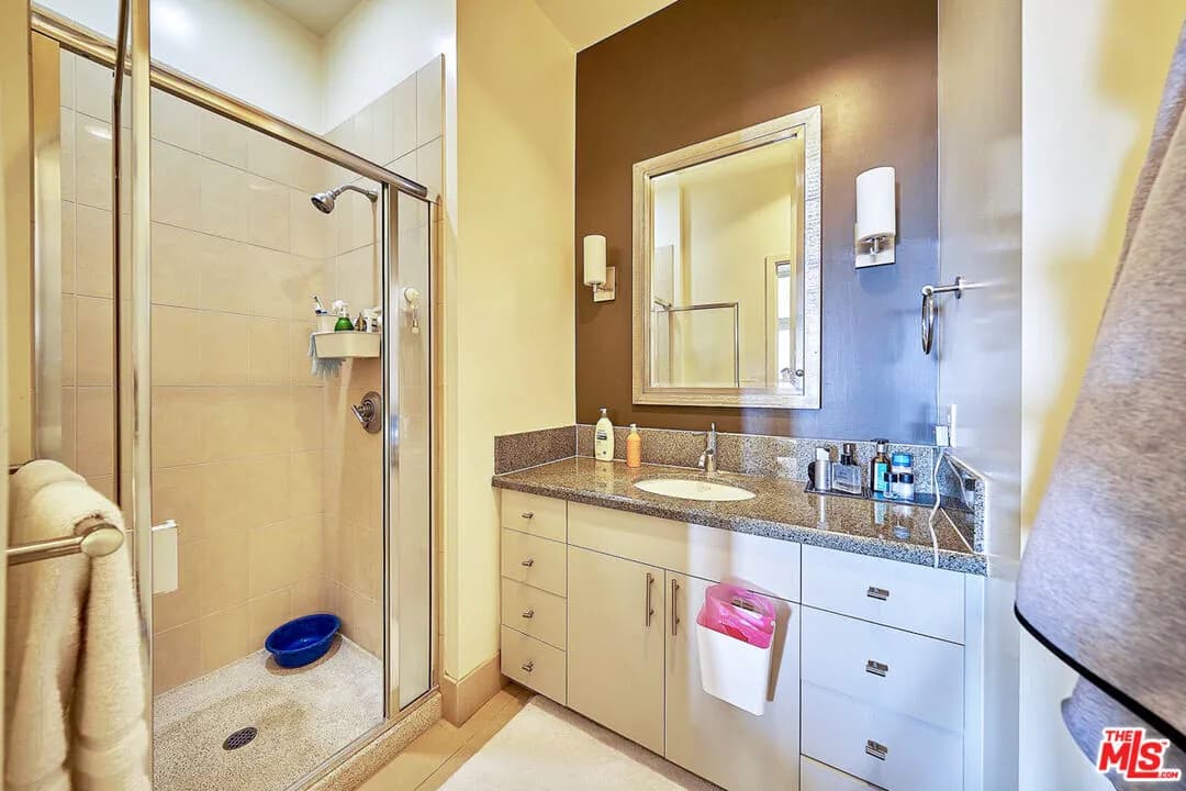 [한인타운] 시세보다 엄청 저렴한 방2+화2 910sf 콘도
						밝고 환한 남향집, 확트인 전망, 사이드바이 사이드 주차 2대
						콘도  Los Angeles CA's preview 3