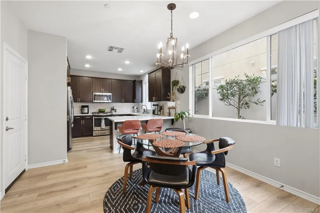 [토랜스] 2015년생 Beautiful 리모델링 넓은 타운홈
						1650 SQFT, 넓은 페리오, 2층 보너스룸, 저렴한 관리비
						타운하우스  Torrance CA's preview 3