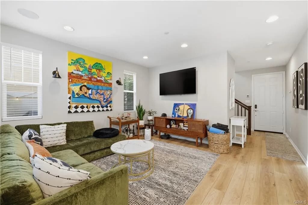 [토랜스] 2015년생 Beautiful 리모델링 넓은 타운홈
						1650 SQFT, 넓은 페리오, 2층 보너스룸, 저렴한 관리비
						타운하우스  Torrance CA's preview 2