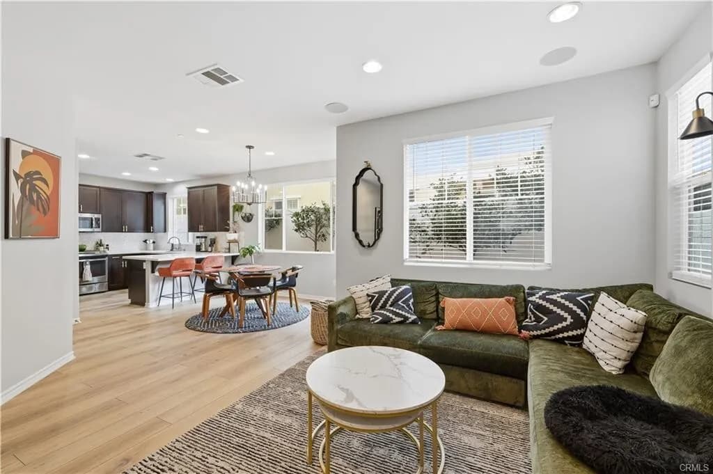 [토랜스] 2015년생 Beautiful 리모델링 넓은 타운홈
						1650 SQFT, 넓은 페리오, 2층 보너스룸, 저렴한 관리비
						타운하우스  Torrance CA's preview 1