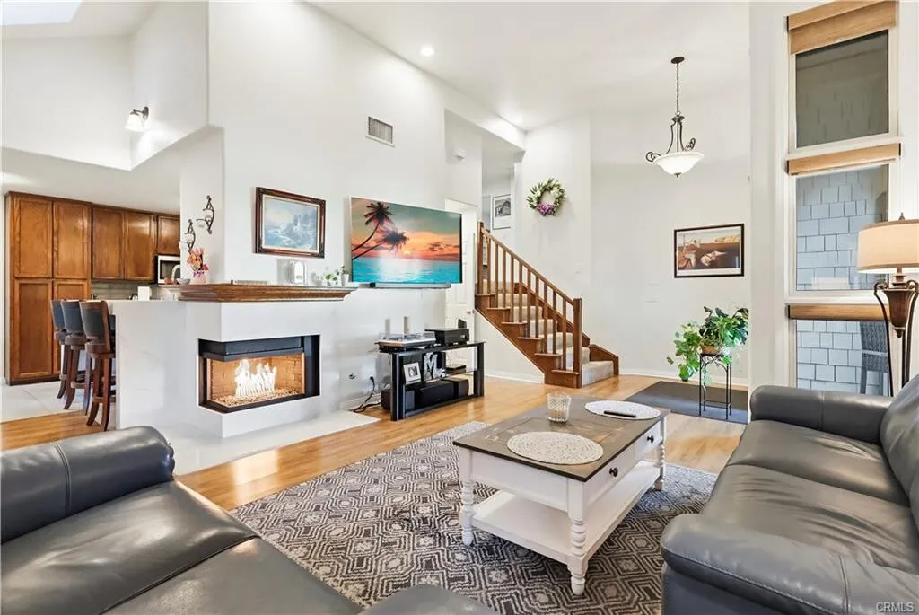 [위티어] LA&OC 출퇴근 편리한 Luxury게이트 리조트단지 업그레이드 타운홈
						uptown위티어 부촌에 위치, 하이실링, attached 그라지, 넓은 페리오
						타운하우스  Whittier CA's preview 2