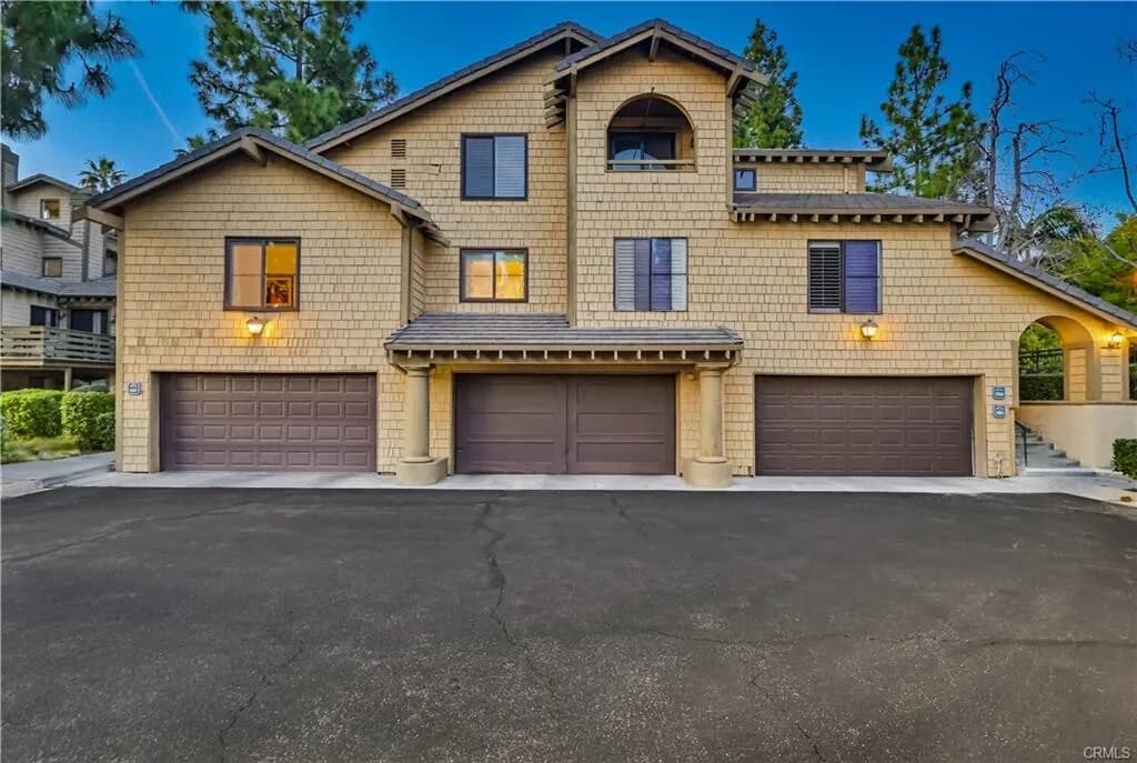 [위티어] LA&OC 출퇴근 편리한 Luxury게이트 리조트단지 업그레이드 타운홈
						uptown위티어 부촌에 위치, 하이실링, attached 그라지, 넓은 페리오
						타운하우스  Whittier CA's preview 0