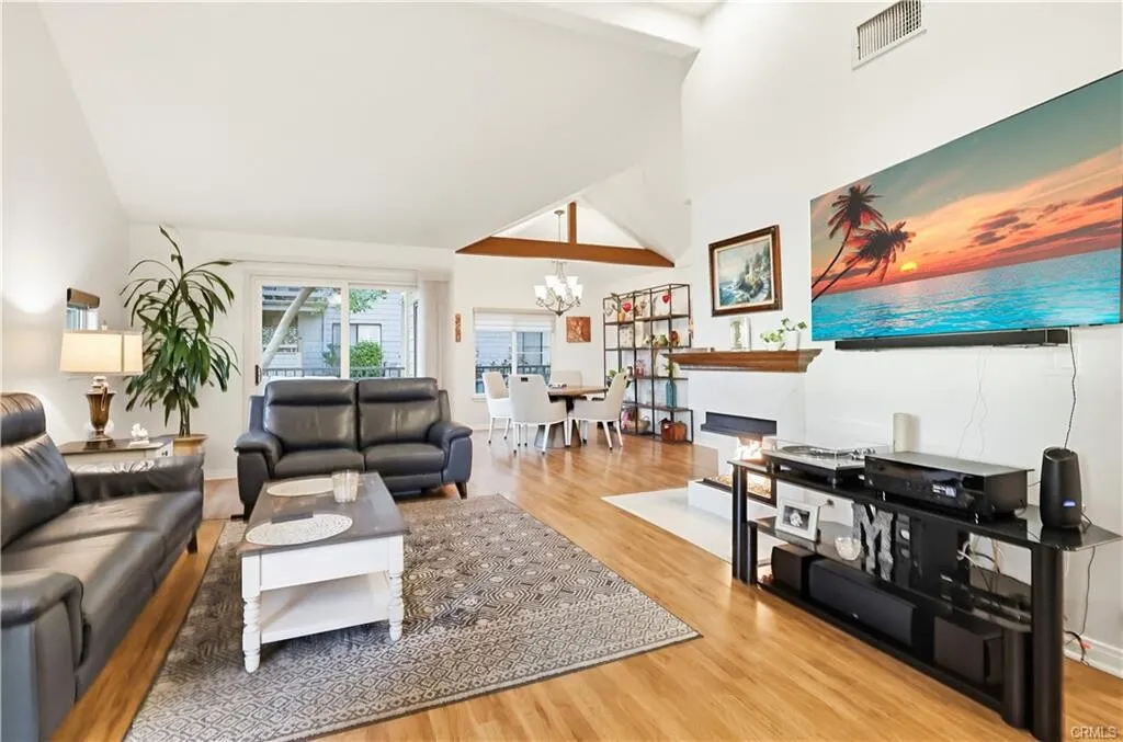 [위티어] LA&OC 출퇴근 편리한 Luxury게이트 리조트단지 업그레이드 타운홈
						uptown위티어 부촌에 위치, 하이실링, attached 그라지, 넓은 페리오
						타운하우스  Whittier CA's preview 1