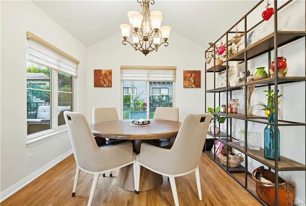 [위티어] LA&OC 출퇴근 편리한 Luxury게이트 리조트단지 업그레이드 타운홈
						uptown위티어 부촌에 위치, 하이실링, attached 그라지, 넓은 페리오
						타운하우스  Whittier CA's preview 3