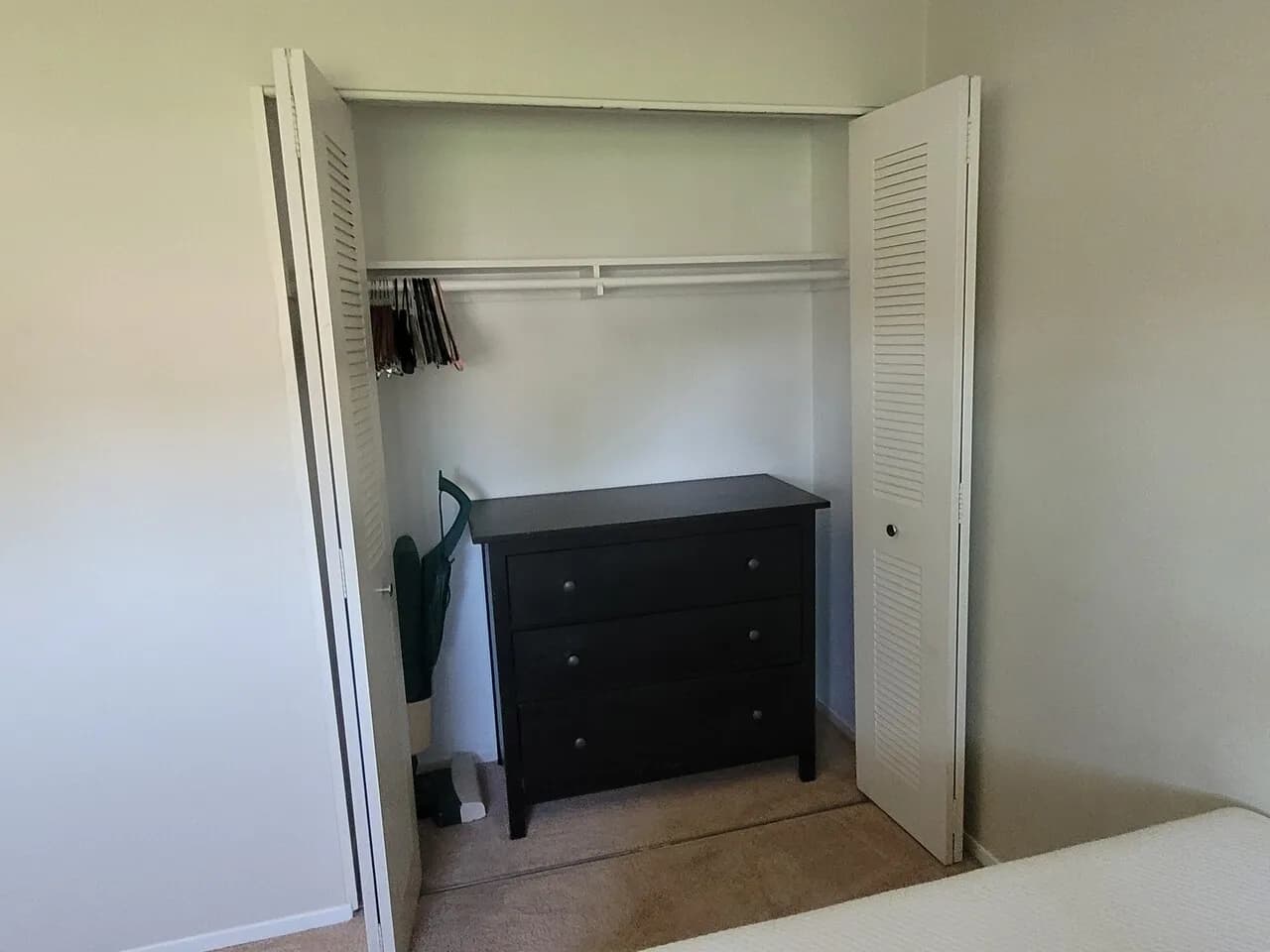 Private Bedroom in Cerritos
					룸메이트
					Cerritos's preview 1