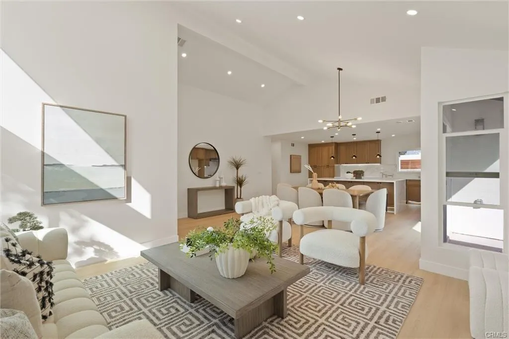 쎄리토스 최고지역!! 리모델링 4베드 단층!! 단독주택!!
						매우밝고, 높은천장, 새 지붕, 새 Quartz 카운터탑 부엌, 새 마루, 새 페인트, 새 recessed lighting, 벽난로, 많은 수납공강, 새 water heater, 넓은 뒷마당.
						주택  Cerritos CA's preview 1