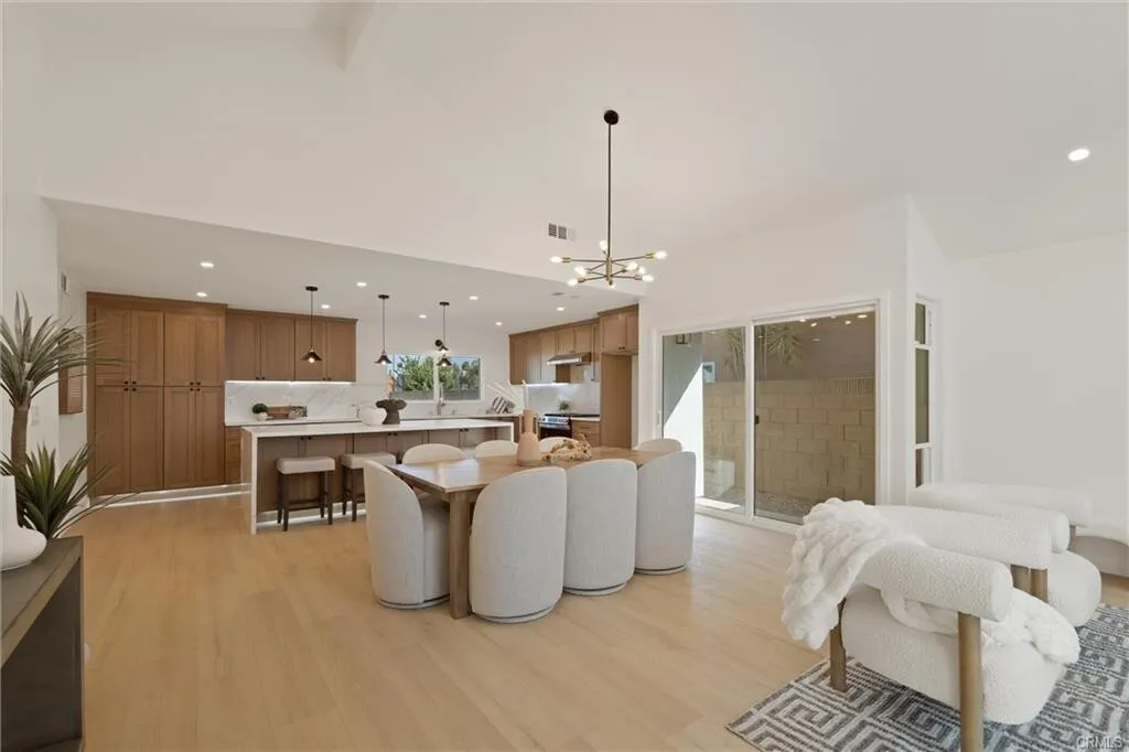 쎄리토스 최고지역!! 리모델링 4베드 단층!! 단독주택!!
						매우밝고, 높은천장, 새 지붕, 새 Quartz 카운터탑 부엌, 새 마루, 새 페인트, 새 recessed lighting, 벽난로, 많은 수납공강, 새 water heater, 넓은 뒷마당.
						주택  Cerritos CA's preview 3