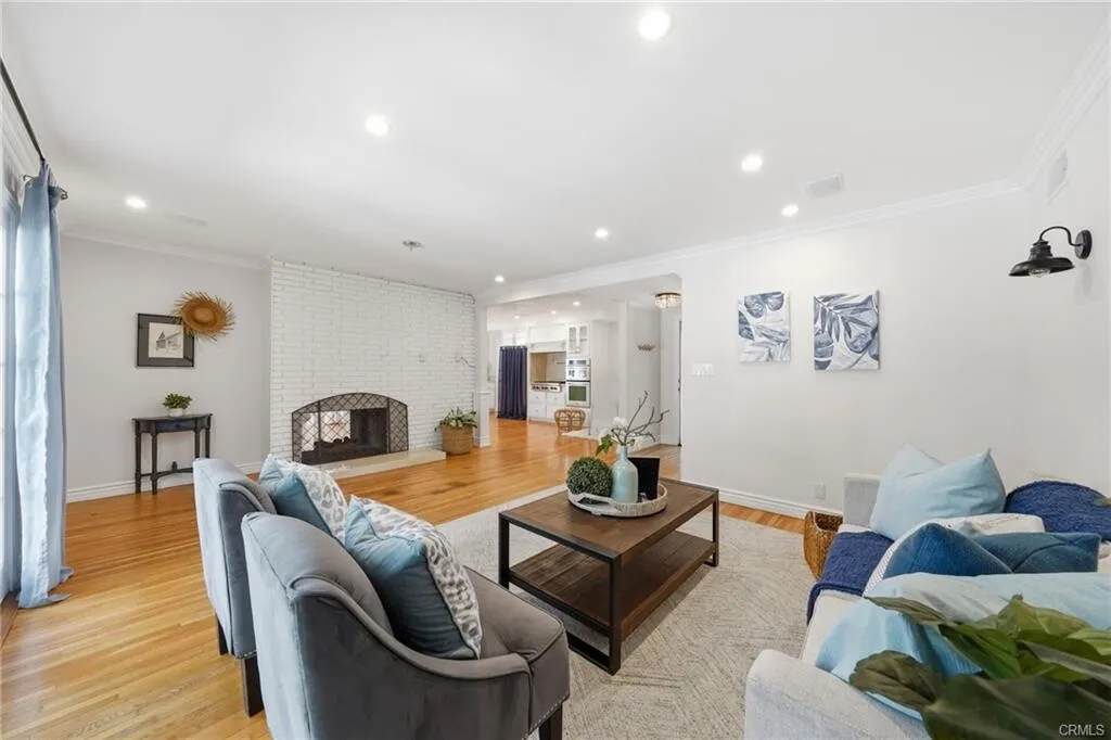 플러튼 최고지역!! 리모델링 3베드 단층 단층 단독주택!!
						최고Location!! 최고지역!! 한인마켓, 상점, 식당, 학교, 골프장 Fwy 인접!!
						주택  Fullerton CA's preview 2