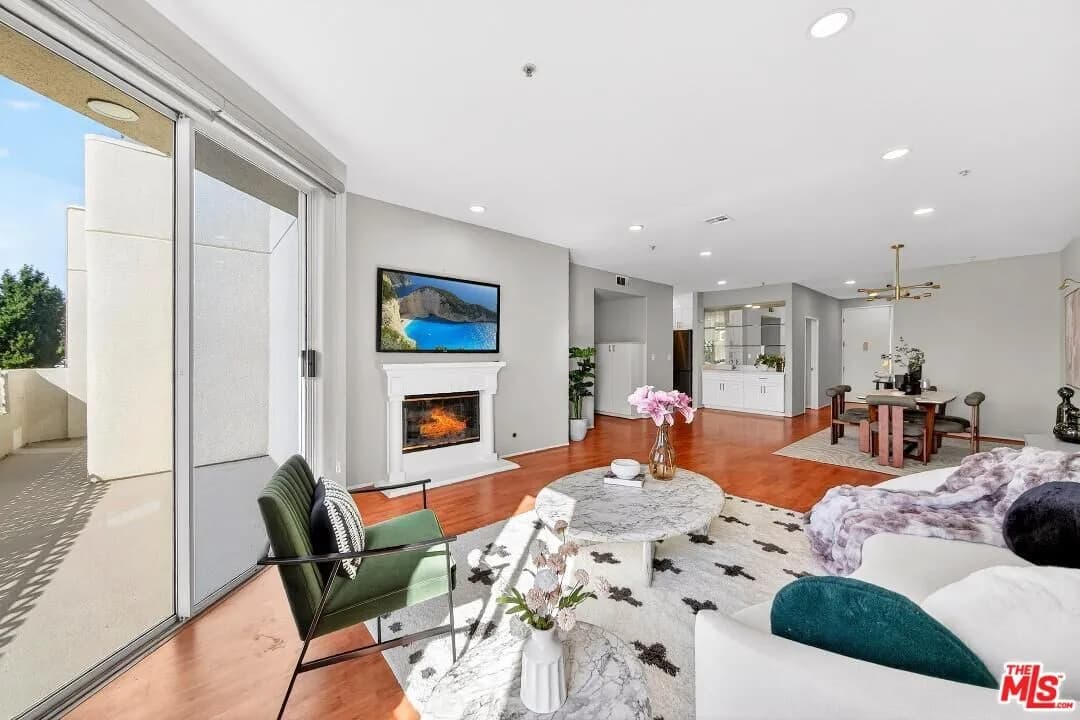 강력추천 1093: 3가학군 리모델된 콘도
						2베드 3베쓰 / 1,536 sf / 탑층 코너 유닛
						콘도  Los Angeles CA's preview 0