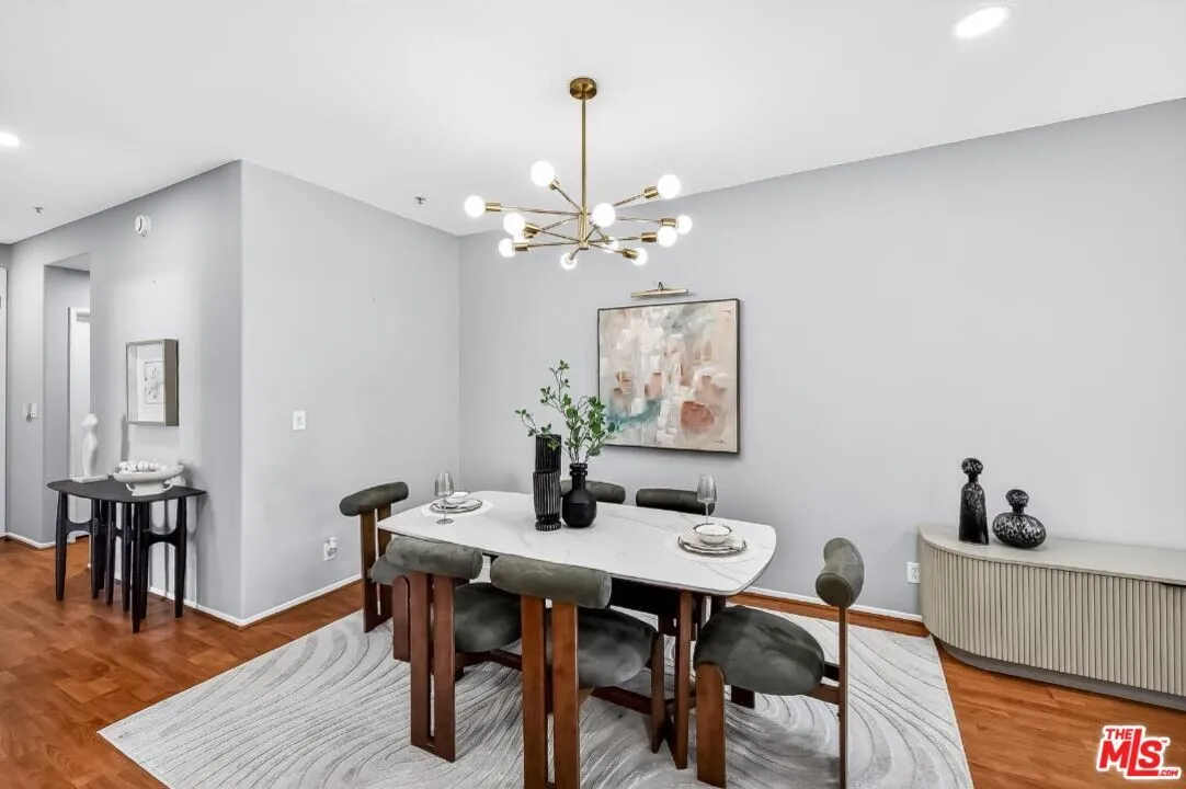 강력추천 1093: 3가학군 리모델된 콘도
						2베드 3베쓰 / 1,536 sf / 탑층 코너 유닛
						콘도  Los Angeles CA's preview 2