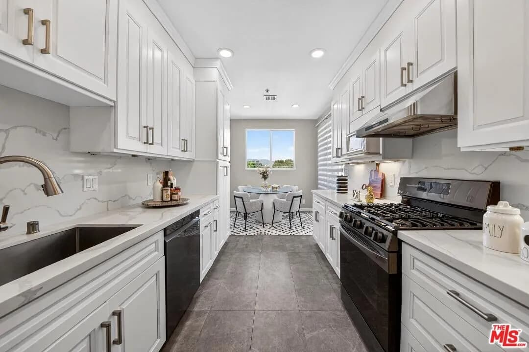 강력추천 1093: 3가학군 리모델된 콘도
						2베드 3베쓰 / 1,536 sf / 탑층 코너 유닛
						콘도  Los Angeles CA's preview 3