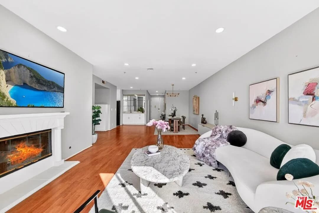 [행콕팤] 방2+화3 1,536sf 탑플로어 콘도
						3가 초등학교 명품 학군, 코너 유닛
						콘도  Los Angeles CA's preview 1