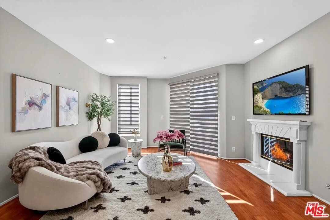 [행콕팤] 방2+화3 1,536sf 탑플로어 콘도
						3가 초등학교 명품 학군, 코너 유닛
						콘도  Los Angeles CA's preview 2