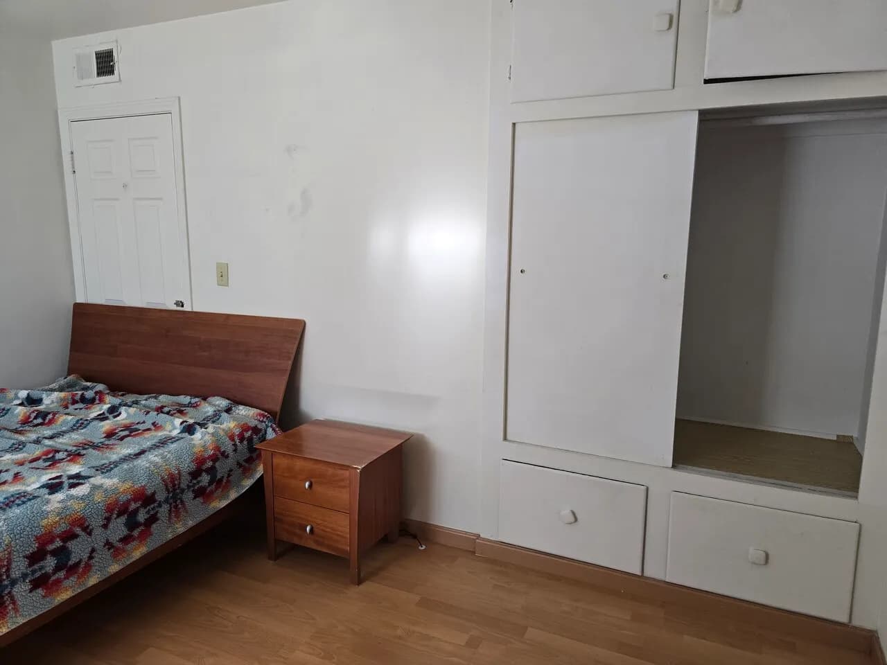 다우니 방 포 렌트 / Downey Room for Rent
					룸메이트
					Downey's preview 1