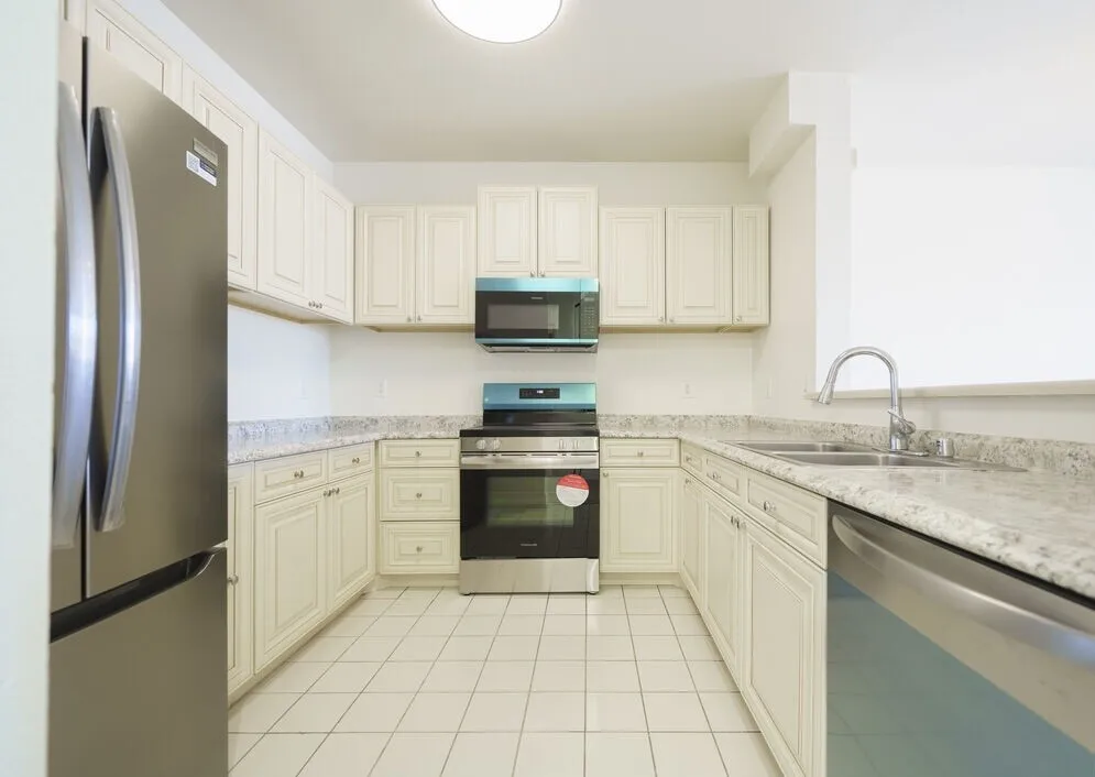 한인타운 콘도
						2005년생, 방2 화장실2, OVER 1200 sf, 마루바닥, 발코니, 편리한 위치
						콘도  Los Angeles CA's preview 0