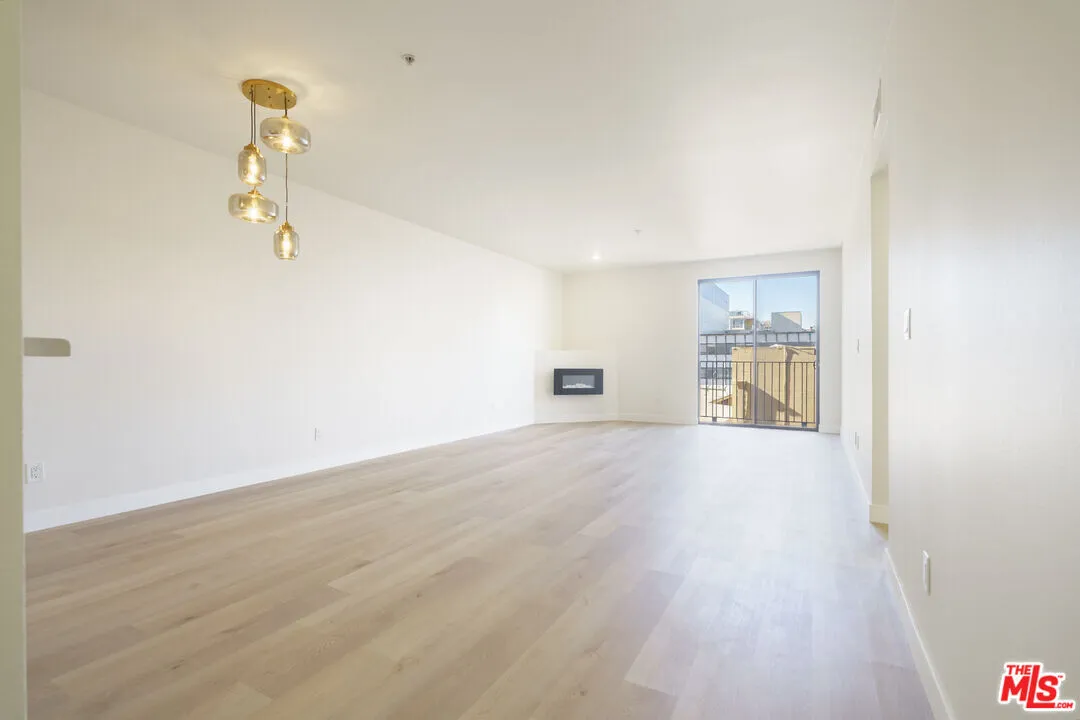 한인타운 콘도
						2005년생, 방2 화장실2, OVER 1200 sf, 마루바닥, 발코니, 편리한 위치
						콘도  Los Angeles CA's preview 1