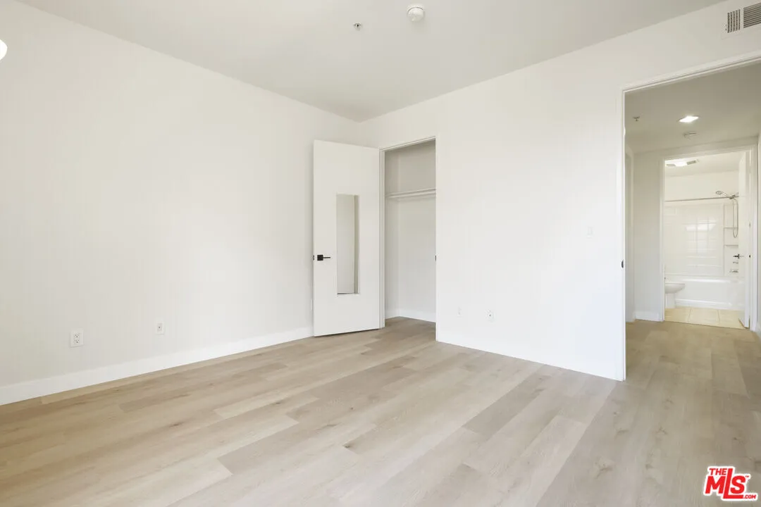 한인타운 콘도
						2005년생, 방2 화장실2, OVER 1200 sf, 마루바닥, 발코니, 편리한 위치
						콘도  Los Angeles CA's preview 2