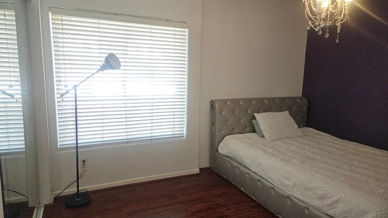 룸 방하나 렌트 여성분
					룸메이트
					한인타운  Korea Town's preview 0