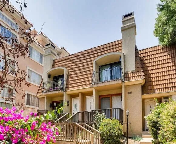 원져 빌리지 콘도
						방3 화장실3, 타운홈 스타일, 마루바닥, 발코니, 편리한 위치, *REO 매물
						콘도  Los Angeles CA's preview 0