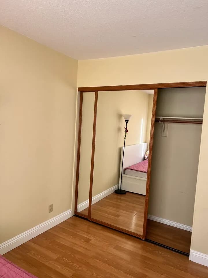 룸렌트 (토랜스)
					룸메이트
					Torrance's preview 1