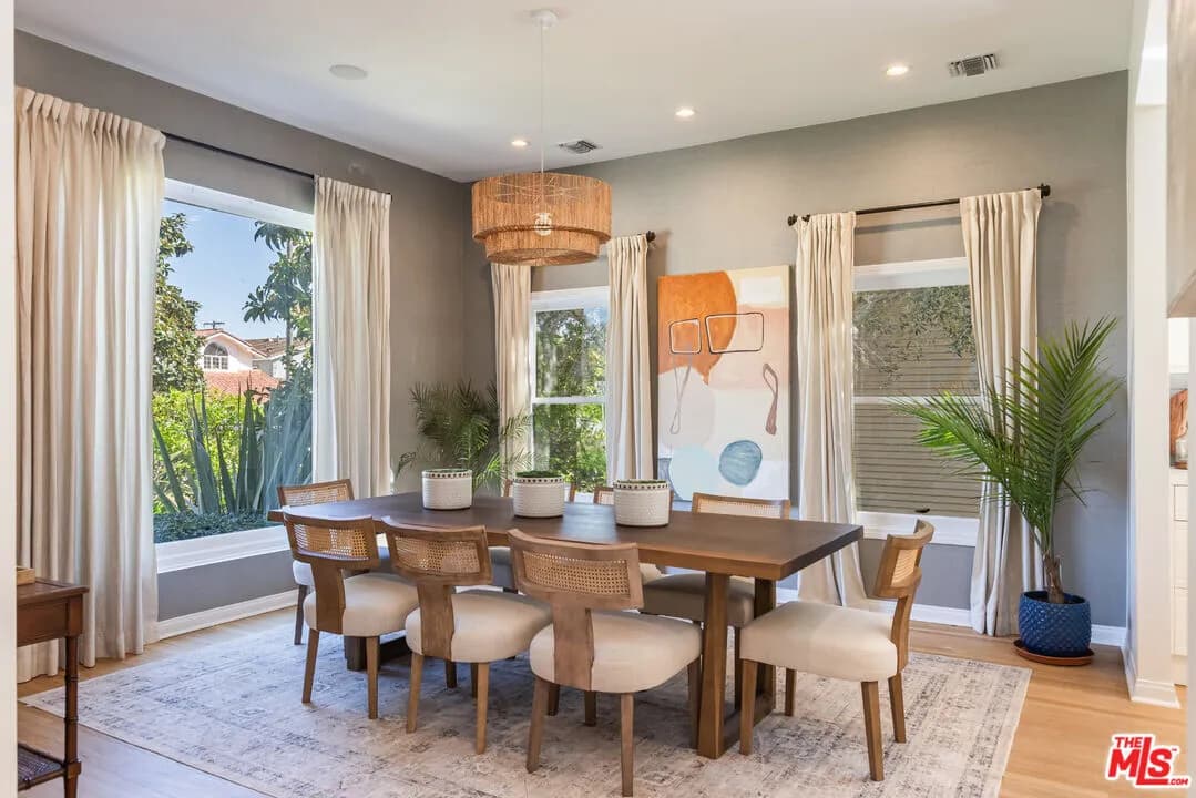 라치몬트 하우스
						방4 화장실4, 건평 약 2300 sf, 랏 약 7700 sf
						주택  Los Angeles CA's preview 1