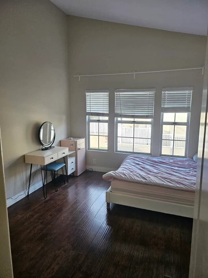 플러튼 최고동네 큰방, 단독 화장실 렌트
					룸메이트
					Fullerton's preview 2