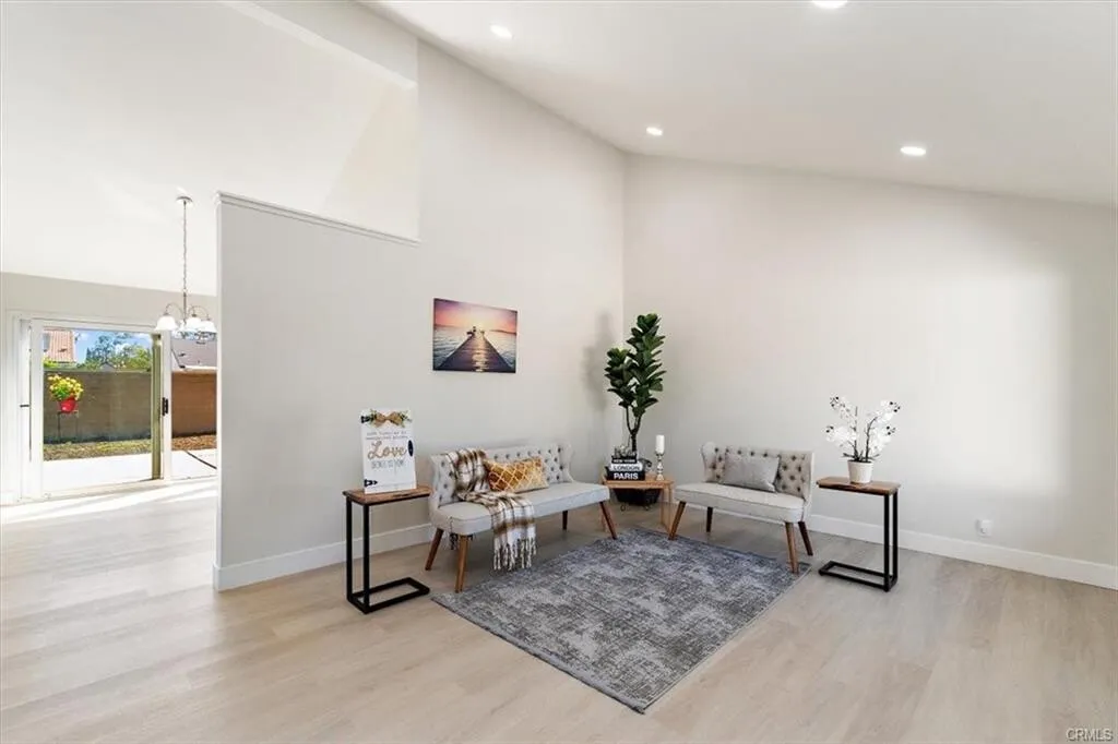 [세리토스] 조용한 주택가 Fully 리모델링 단층하우스
						하이실링, 최고학군, 넓은 마당
						주택  Cerritos CA's preview 2