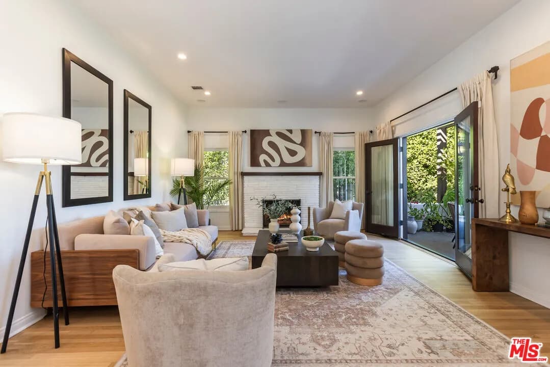 라치몬트 하우스
						방4 화장실4, 건평 약 2300 sf, 랏 약 7700 sf
						주택  Los Angeles CA's preview 2