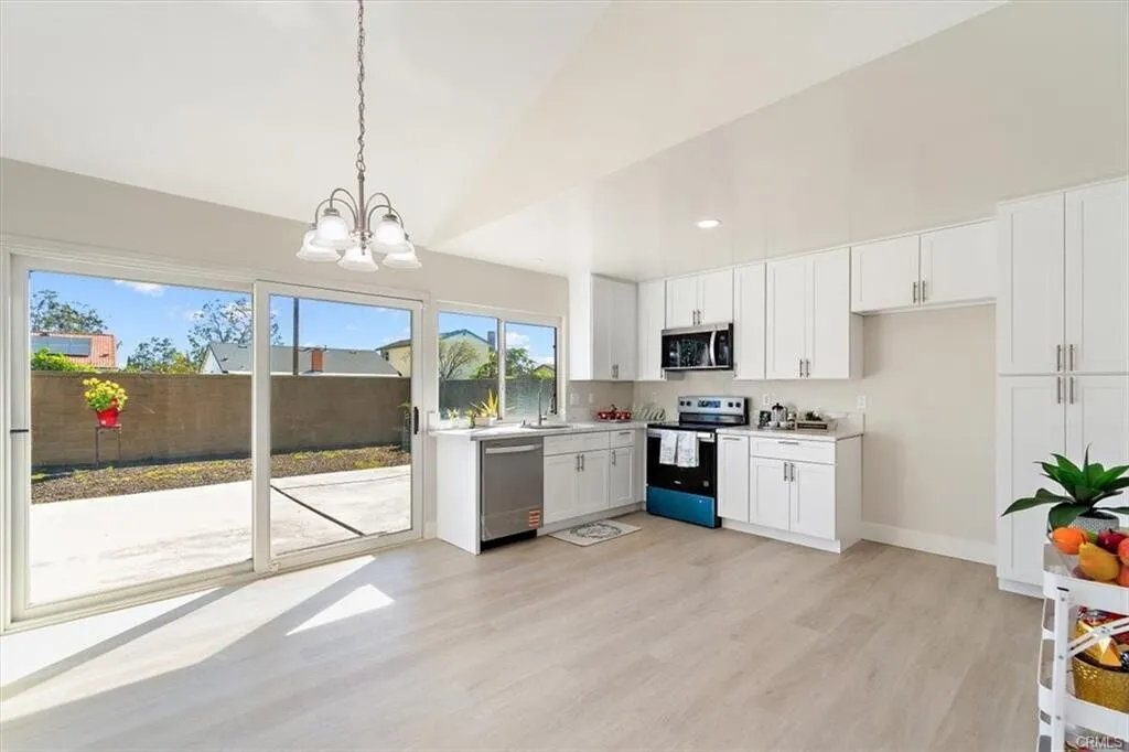 [세리토스] 조용한 주택가 Fully 리모델링 단층하우스
						하이실링, 최고학군, 넓은 마당
						주택  Cerritos CA's preview 3