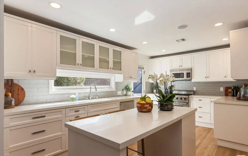 라치몬트 하우스
						방4 화장실4, 건평 약 2300 sf, 랏 약 7700 sf
						주택  Los Angeles CA's preview 0