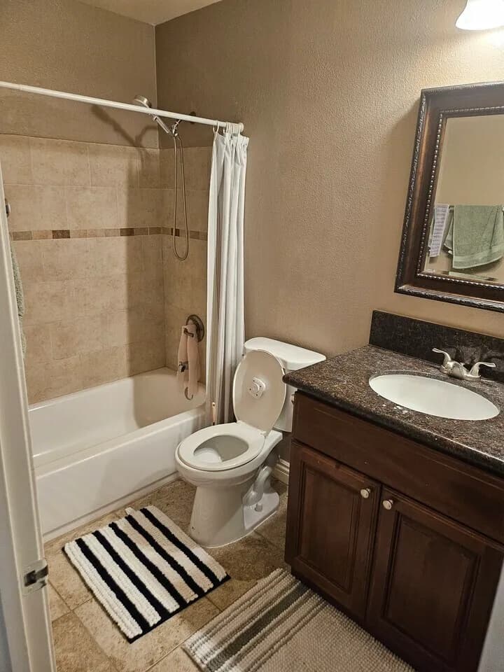 플러튼 최고동네 큰방, 단독 화장실 렌트
					룸메이트
					Fullerton's preview 3