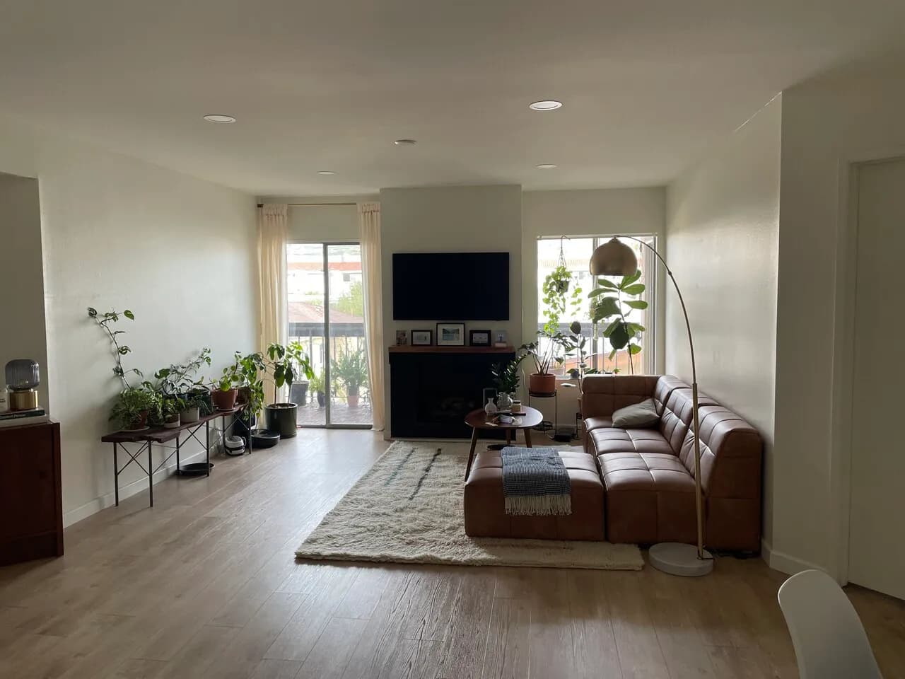 Master Bedroom w/ Private Bath - Female only
					룸메이트
					Glendale's preview 0