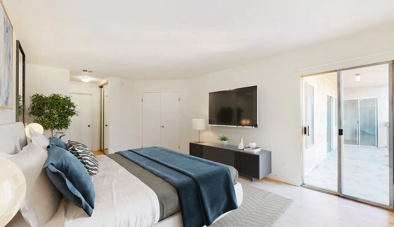 Master Bedroom w/ Private Bath - Female only
					룸메이트
					Glendale's preview 3