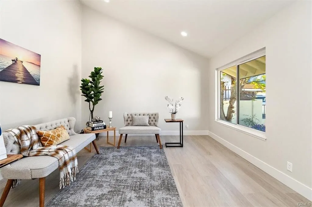 [세리토스] 조용한 주택가 Fully 리모델링 단층하우스
						하이실링, 최고학군, 넓은 마당
						주택  Cerritos CA's preview 1