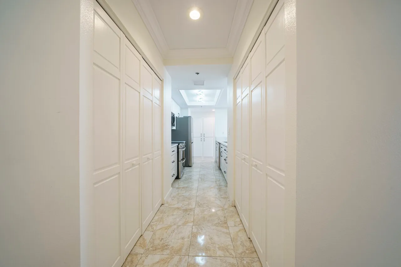 다운타운 펜트하우스
						방2+DEN 화2, 1600sf이상, 리모델, 발코니, 24HR경비, 부대시설, Side by Side 주차
						콘도  Los Angeles CA's preview 1